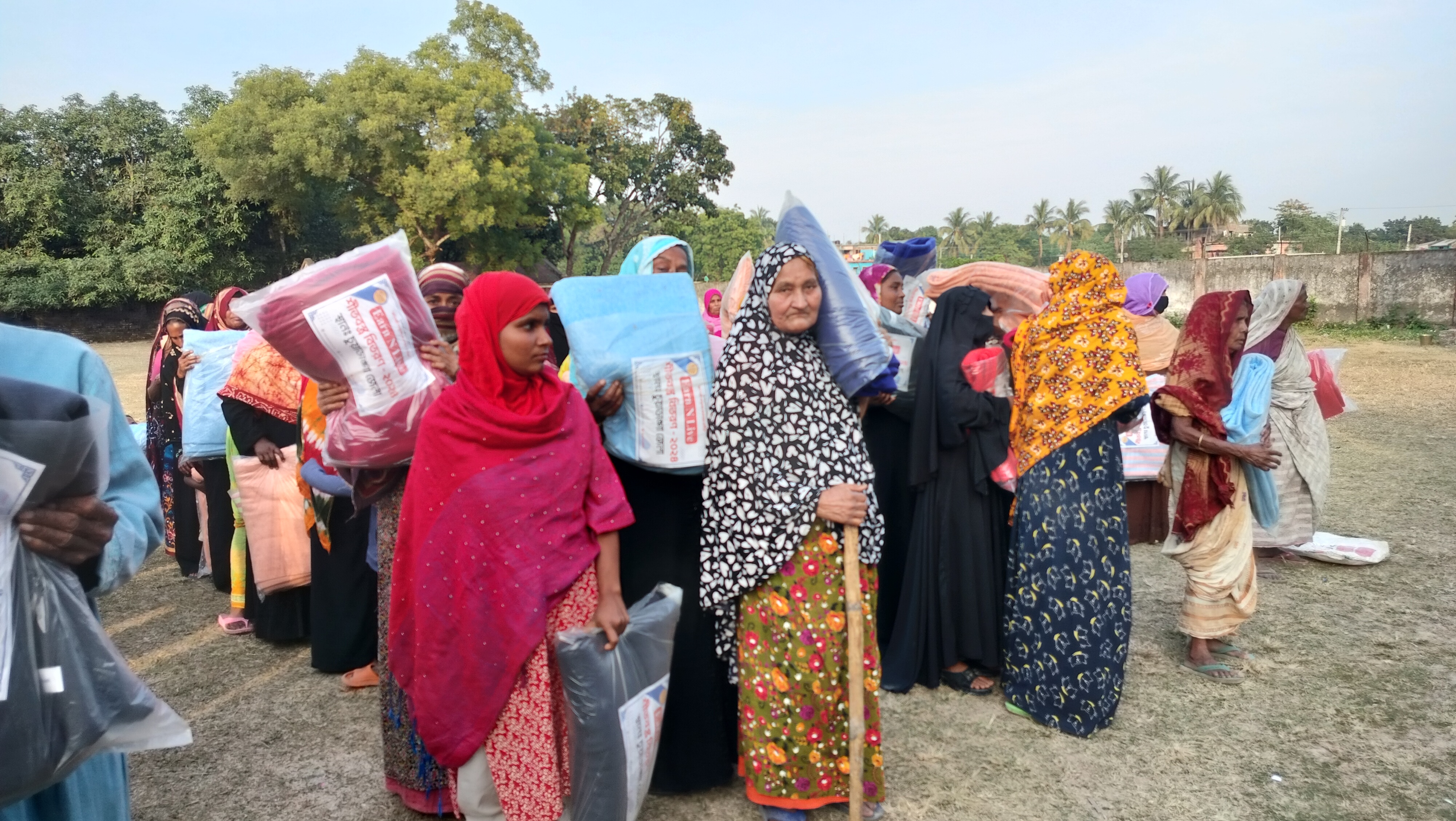 চুয়াডাঙ্গার জীবননগরে আর্ন এন লিভ'র সহযোগিতায় শীতার্ত মানুষের মাঝে কম্বল বিতরন