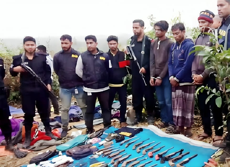 রোহিঙ্গা ক্যাম্পের লাল পাহাড়ে মিললো বিপুল পরিমানে অস্ত্র: আরসার ৩ সন্ত্রাসী আটক