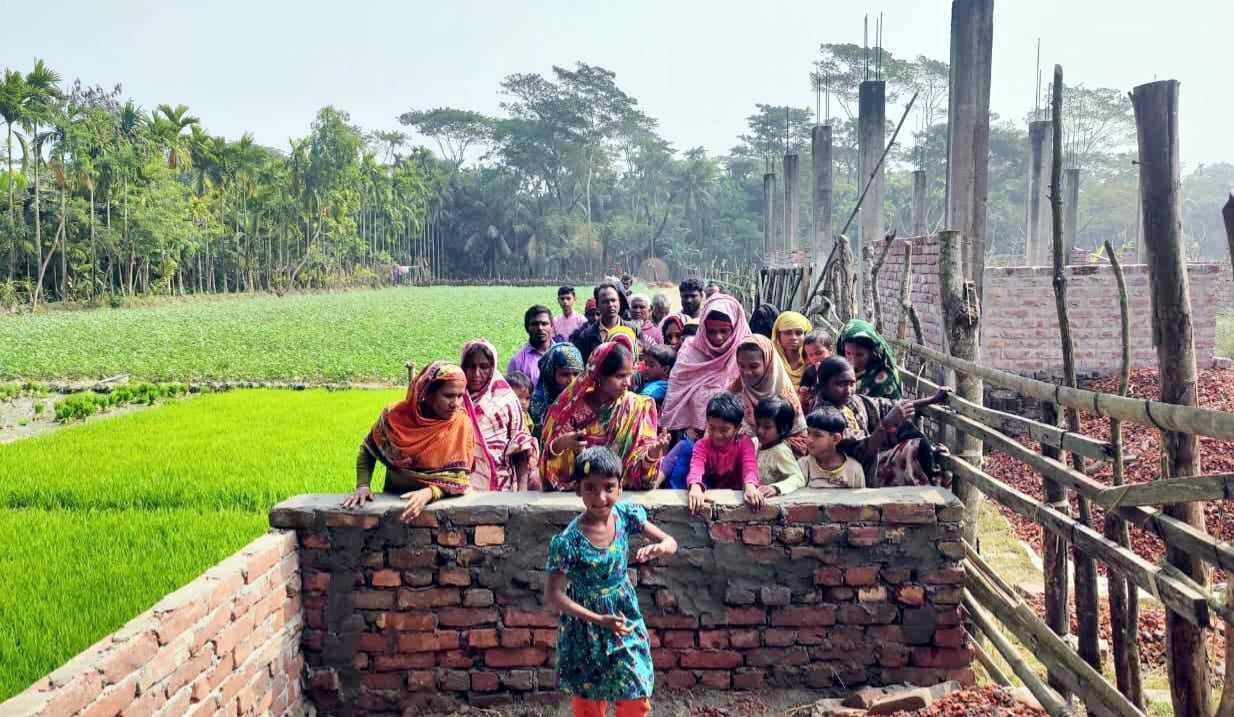 শরনখোলায় শতবর্ষী রাস্তায় পাকা দেয়াল তৈরী