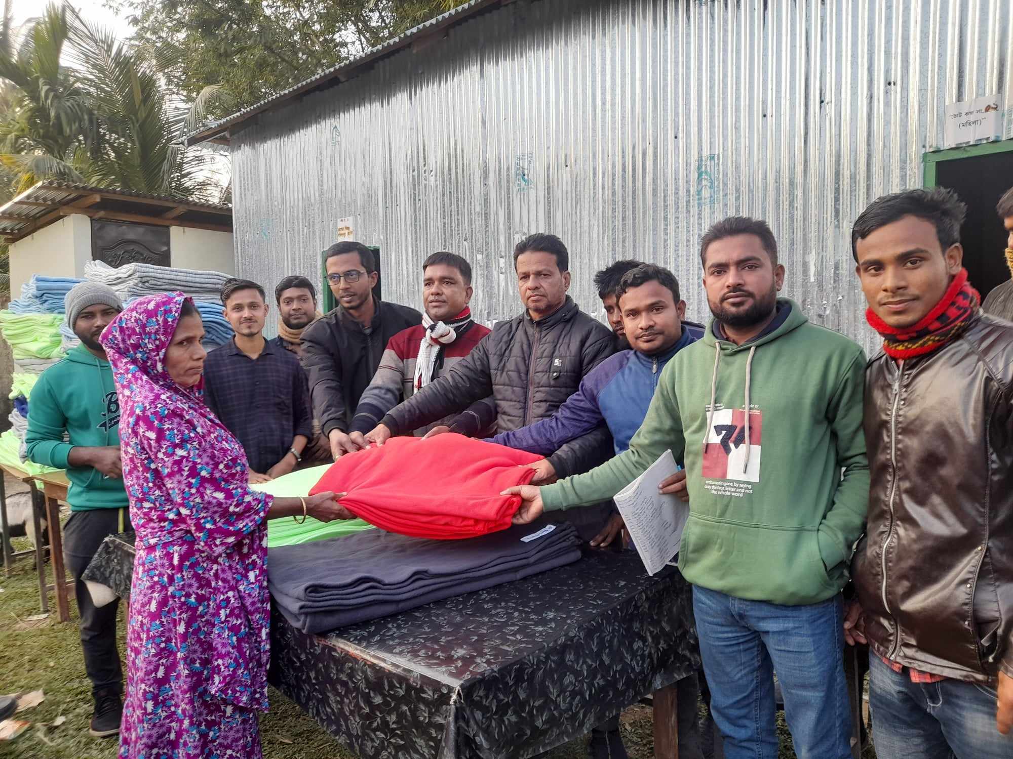 মানবিক সাংবাদিক শফিকুল ইসলাম লুতুর অর্থায়নে চুনারুঘাটে প্রায় ৪'শত শীতবস্ত্র বিতরণ