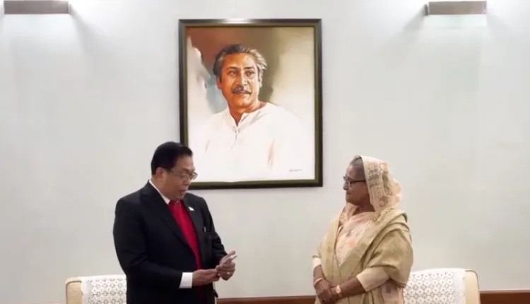 প্রধানমন্ত্রীকে অভিনন্দন জানিয়ে স্বরচিত কবিতা আবৃত্তি করলেন ফিলিপিন্সের রাষ্ট্রদূত