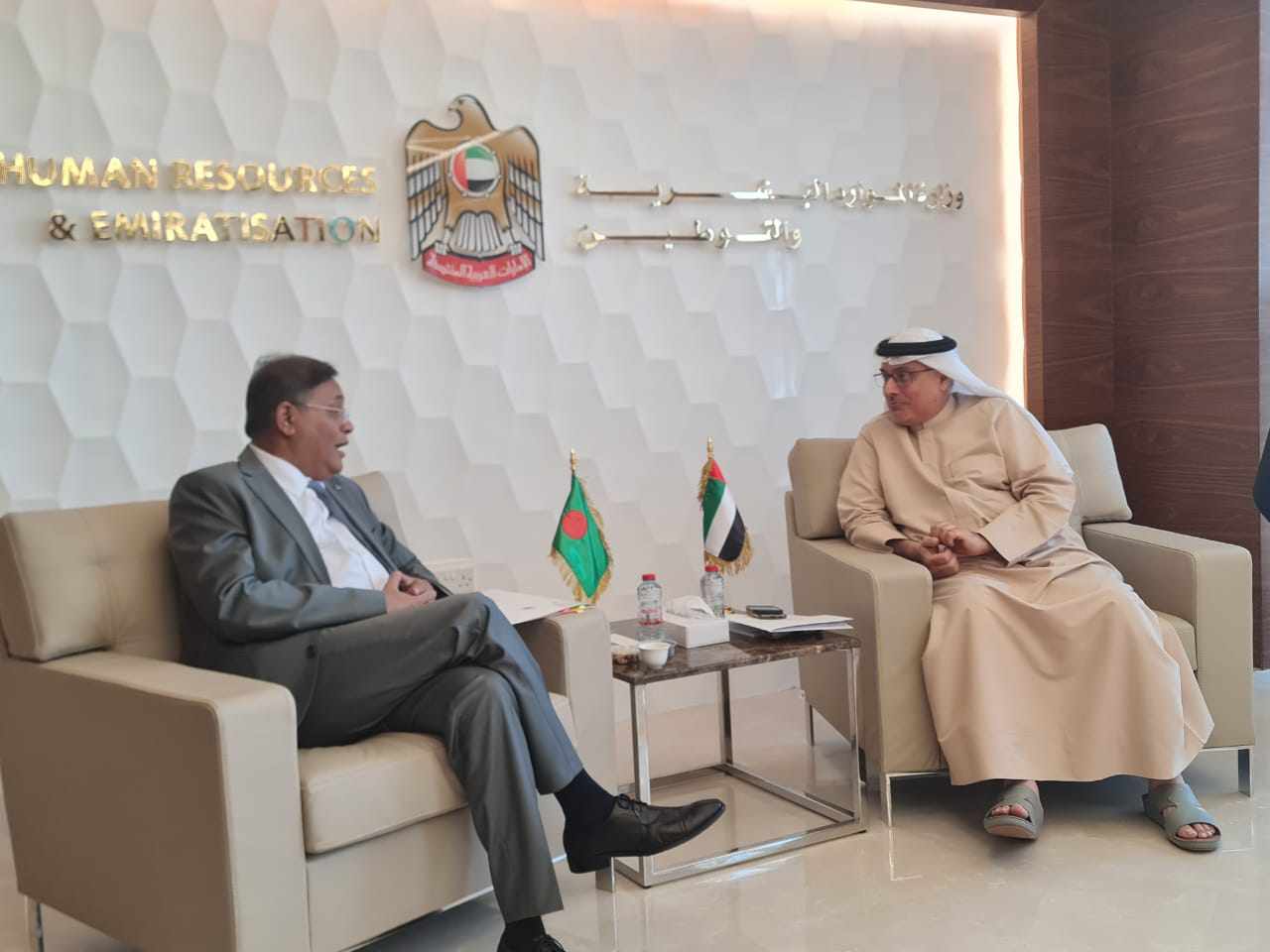 আরব আমিরাতের মানবসম্পদমন্ত্রীর সঙ্গে পররাষ্ট্রমন্ত্রীর বৈঠক : আরও জনশক্তি রপ্তানি নিয়ে আলোচনা