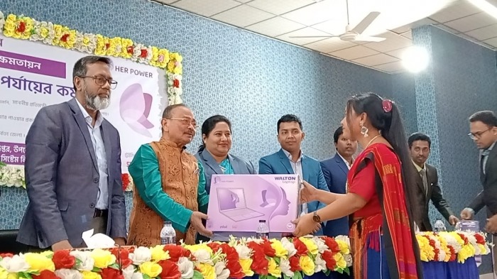 খাগড়াছড়িতে ৭৫ জন নারী উপকারভোগীর মাঝে ল্যাপটপ বিতরণ করলেন পার্বত্য প্রতিমন্ত্রী কুজেন্দ্র লাল ত্রিপুরা