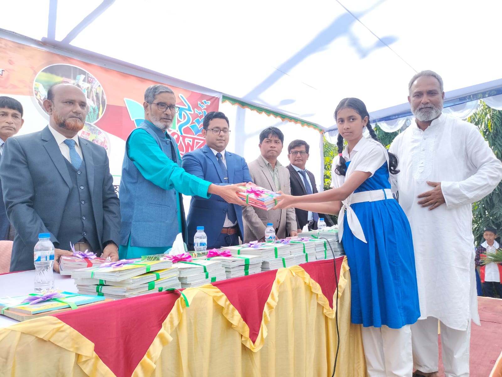 উখিয়ায় প্রায় ৭ লাখ বই বিতরণ কার্যক্রমের উদ্বোধন : বছরের শুরুতেই বই বিতরণ সরকারের যুগান্তকারী অর্জন