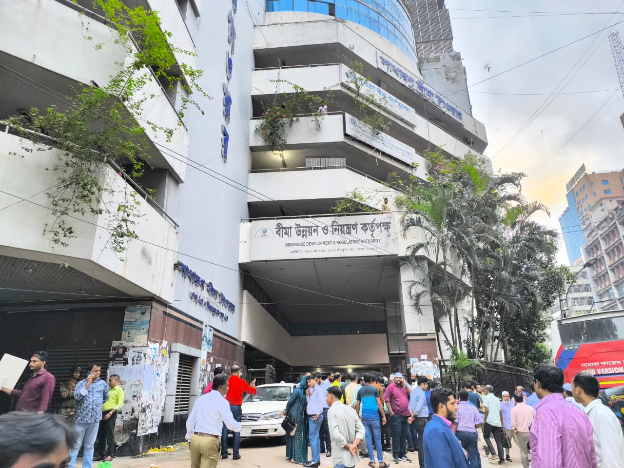 আইডিআরএ কার্যালয়ে বিমা কর্মীদের অবস্থান, বিআইএ’র নিন্দা