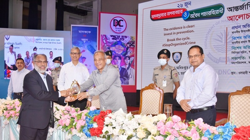 মাদক বিরোধী কর্মকান্ডে পপুলার লাইফের প্রথম পুরস্কার অর্জন : বি এম ইউসুফ আলীর হাতে ক্রেষ্ট তুলে দিলেন স্বরাষ্ট্র মন্ত্রণালয়ের উপদেষ্টা