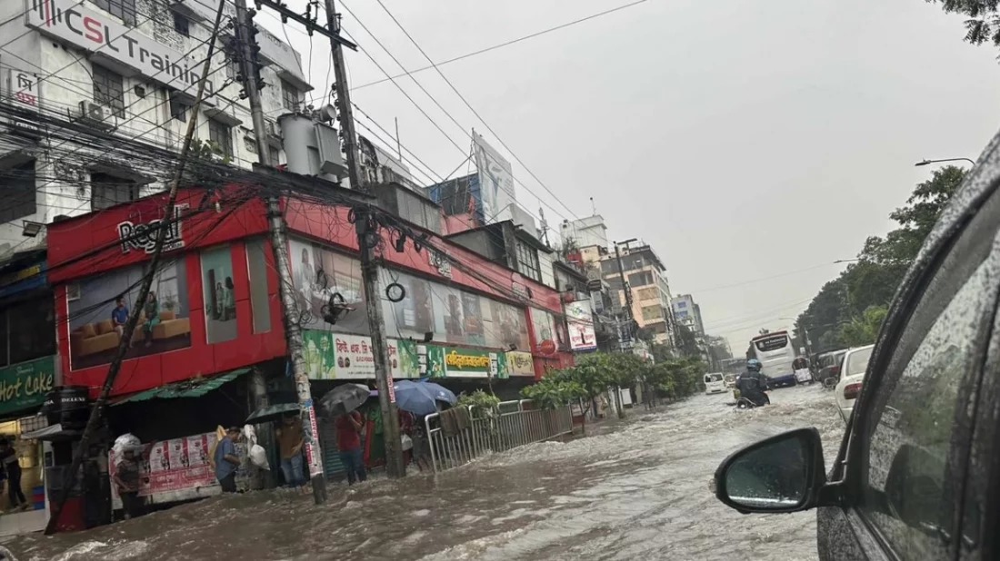 সকাল থেকে মুষলধারে বৃষ্টি  : ঢাকার বিভিন্ন রাস্তায় পানি, জনজীবনে ভোগান্তি