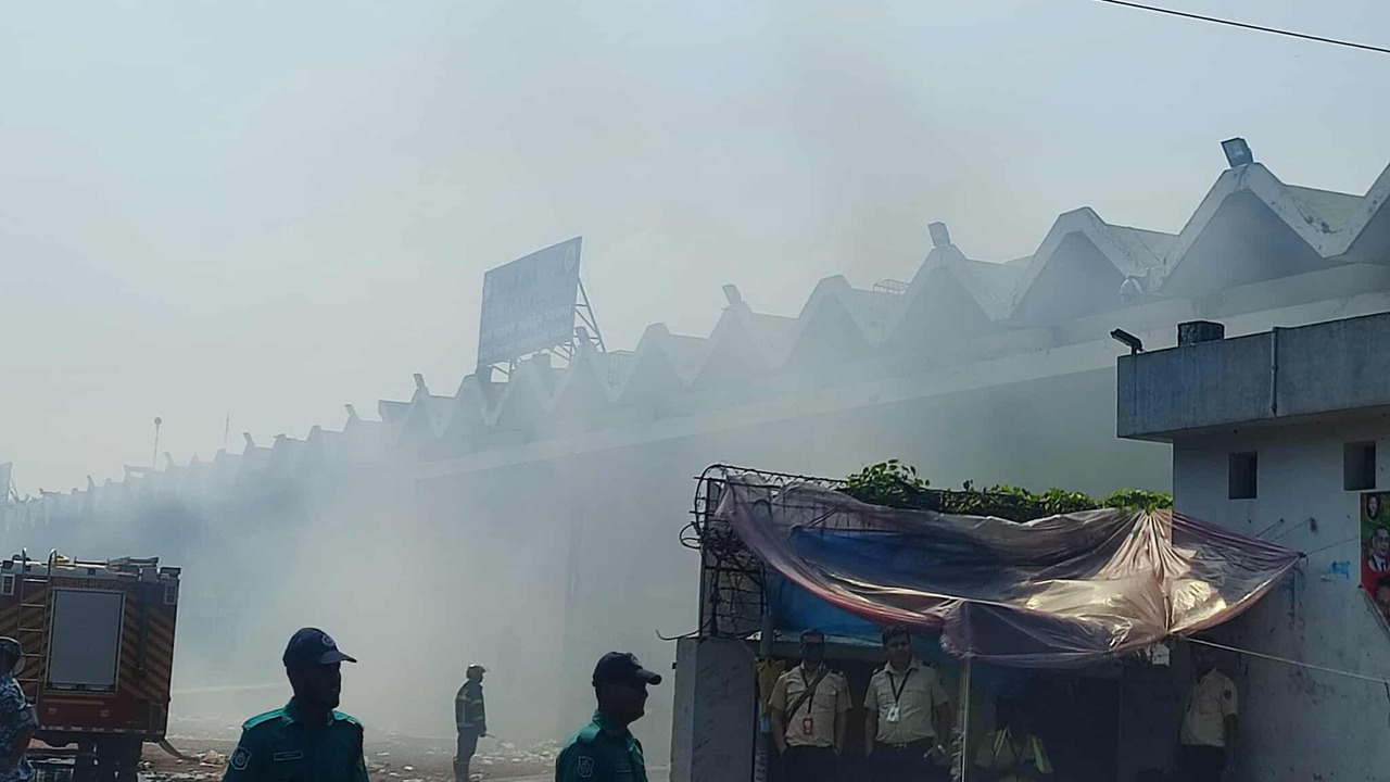 কার্গো ভিলেজে আগুন : ২১ ঘণ্টা পরও ধ্বংসস্তূপে ধোঁয়া