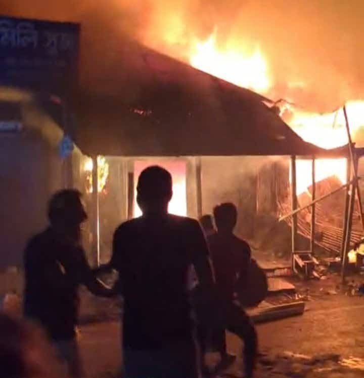 ফরিদপুরে কাদিরদী বাজারে অগ্নিকান্ডে ১৭টি দোকান পুড়ে ছাই