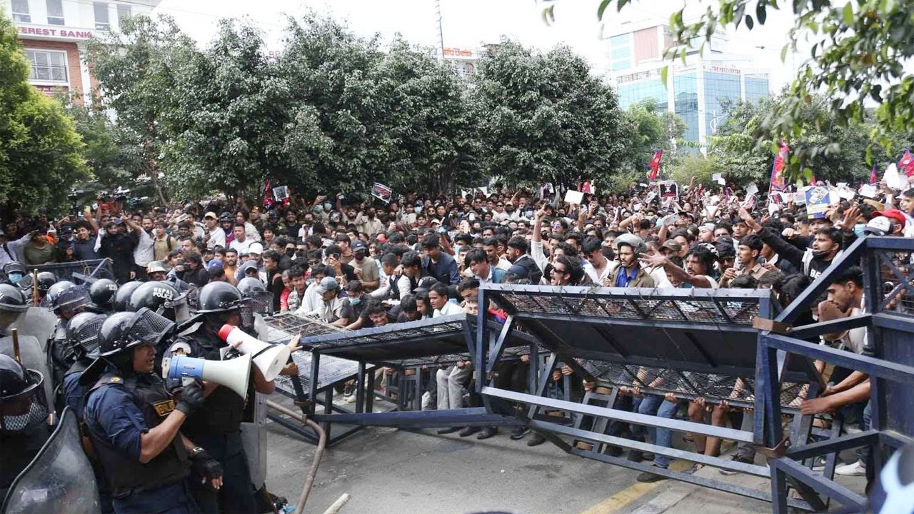 নেপালের রাজধানীতে সেনা মোতায়েন : বিক্ষোভের নেতৃত্বে রয়েছে শিক্ষার্থী ও তরুণ প্রজন্ম