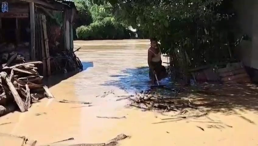 পাহাড়ি ঢলে খাগড়াছড়ি শহরের বিভিন্ন নিম্নাঞ্চল প্লাবিত, ঘরবন্দী শত শত পরিবার